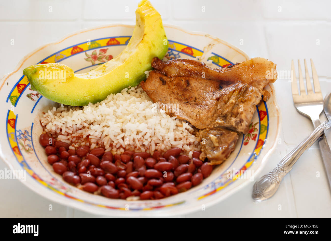 Kubanische Gericht aus Bohnen, Reis, Avocado und Fleisch Stockfoto