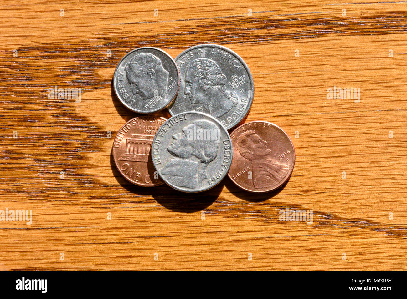 In der Nähe von United States Münzen. Zeigt eine Roosevelt Dime, Jefferson Nickel, Washington Viertel und zwei Lincoln Kopf Pennies. Stockfoto