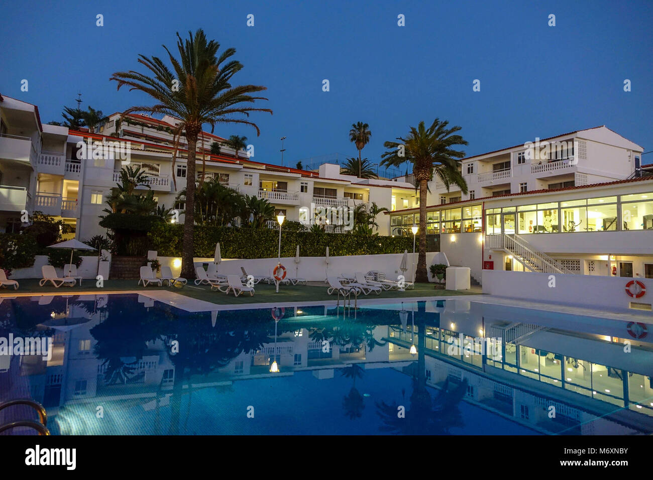 Route Aktiv Hotel in der Dämmerung, am Abend mit Schwimmbad und Reflexionen, Realejos, Teneriffa Stockfoto