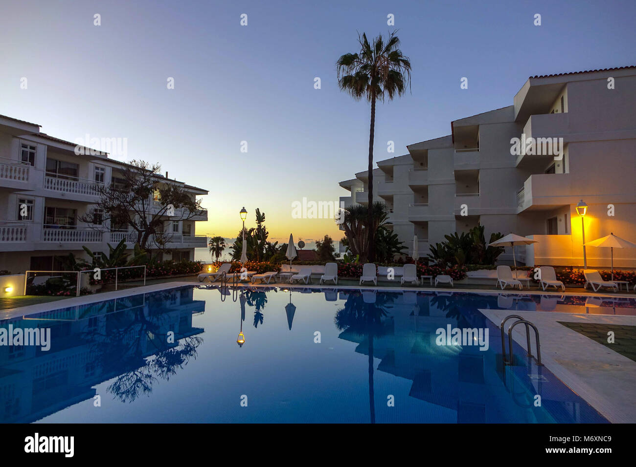 Route Aktiv Hotel in der Dämmerung, am Abend mit Schwimmbad und Reflexionen, Realejos, Teneriffa Stockfoto