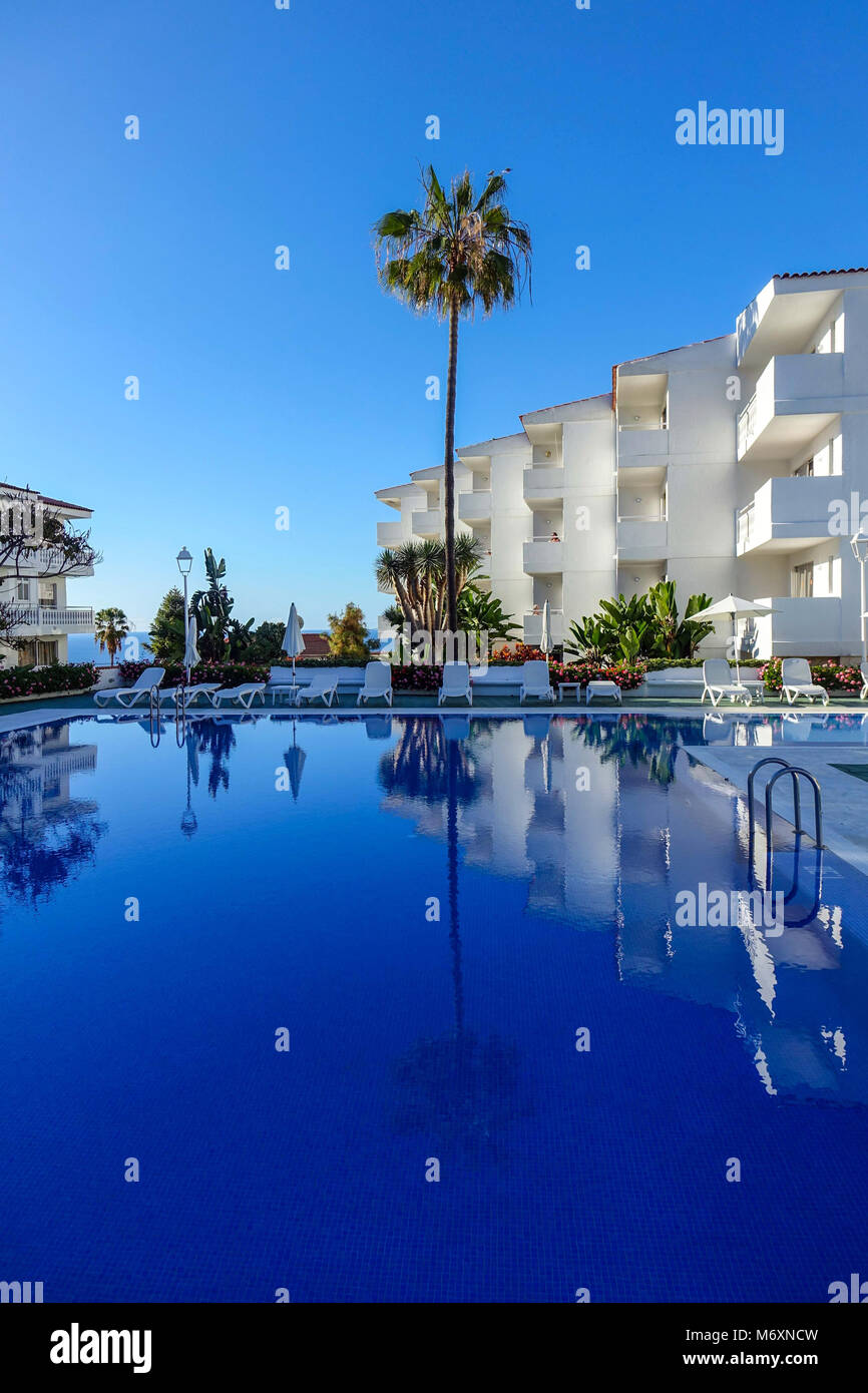 Route Aktiv Hotel mit Schwimmbad und Reflexionen, Realejos, Teneriffa Stockfoto