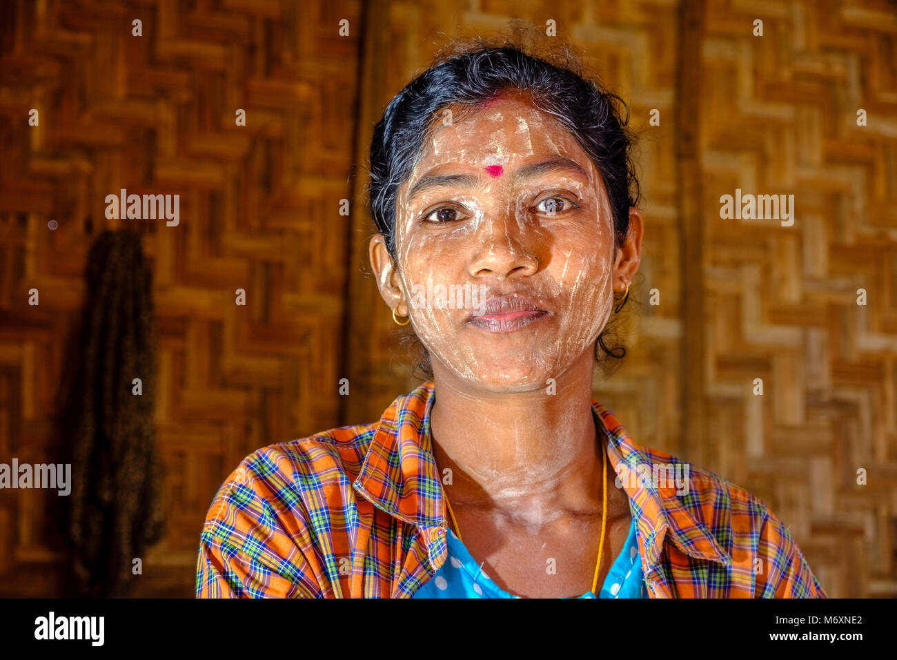 Porträt einer schönen jungen Frau mit Thanaka, das gelbe Gesicht einfügen Stockfoto