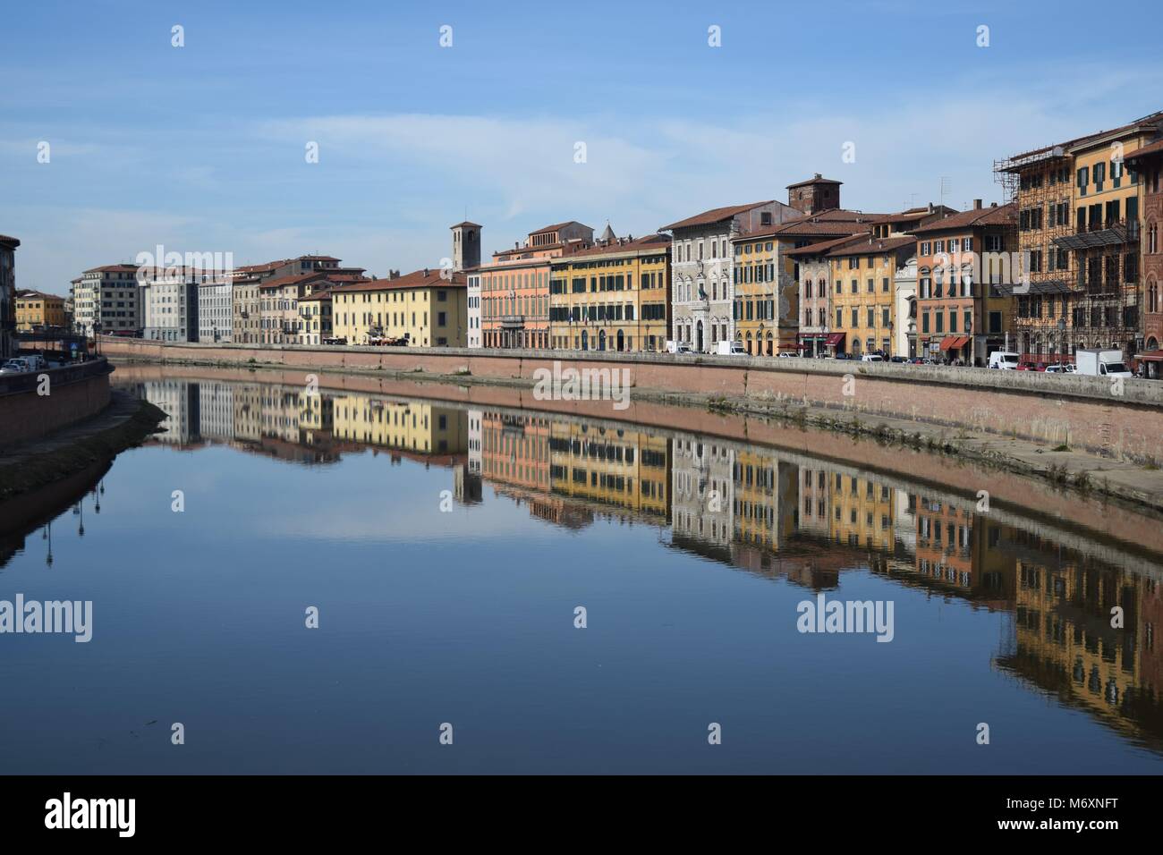 Reflexionen IN PISA - GALILEO GALILEI DAMM IN DEN FLUSS ARNO, Pisa, Toskana, Italien im späten Oktober wider. Stockfoto