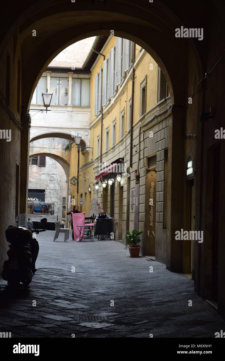 Italienische Szene: ein paar Falten Tischdecken und ordentlich weg Tabellen nach dem Mittagessen in einem Restaurant in Siena, Toskana Stockfoto