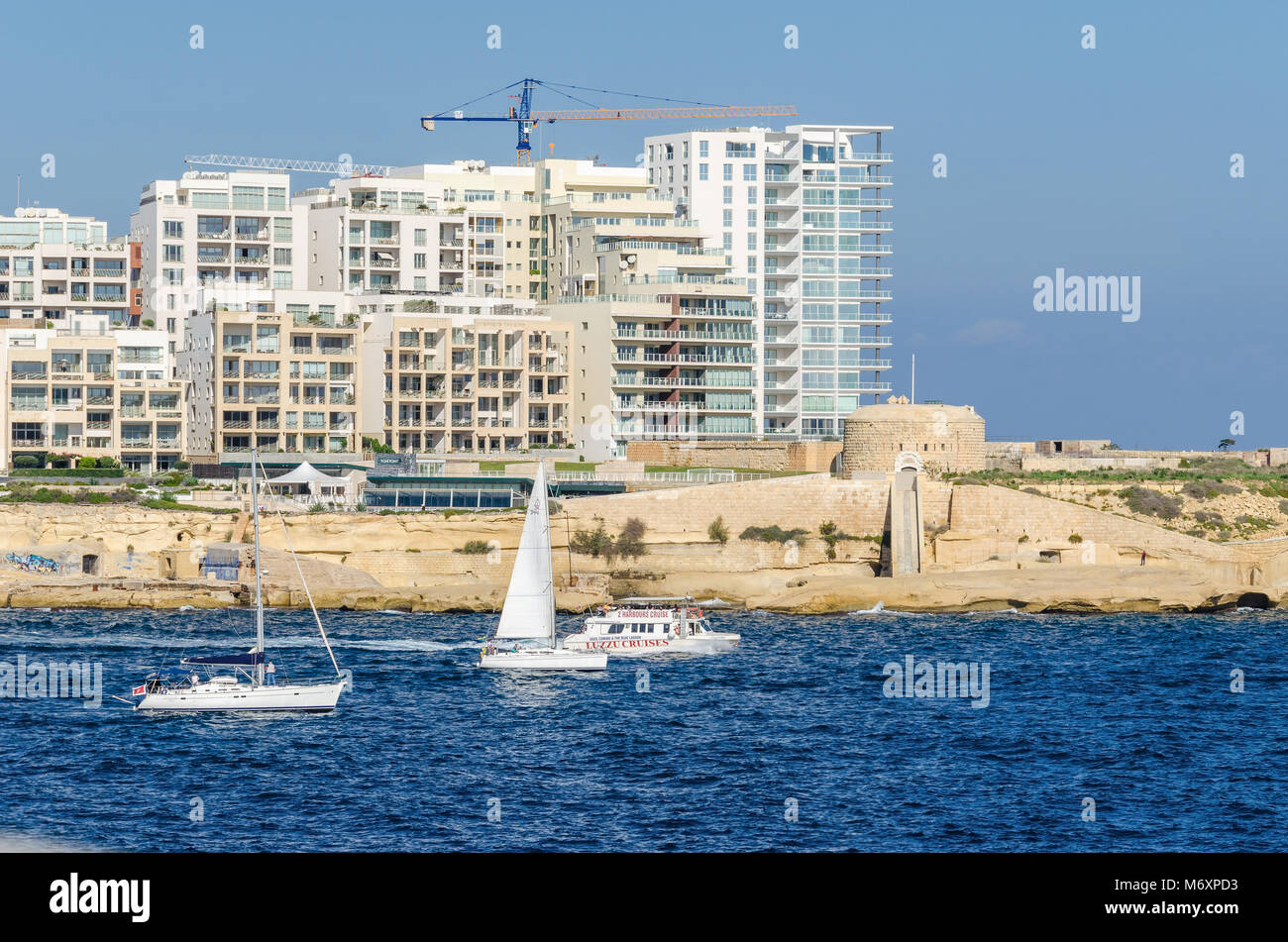 Valletta, Malta - 8. November 2015: Bau von modernen Gebäuden in der Nähe der alten Befestigungsanlagen des Ordens des Heiligen Johannes an der Draguts Punkt in der Ar Stockfoto