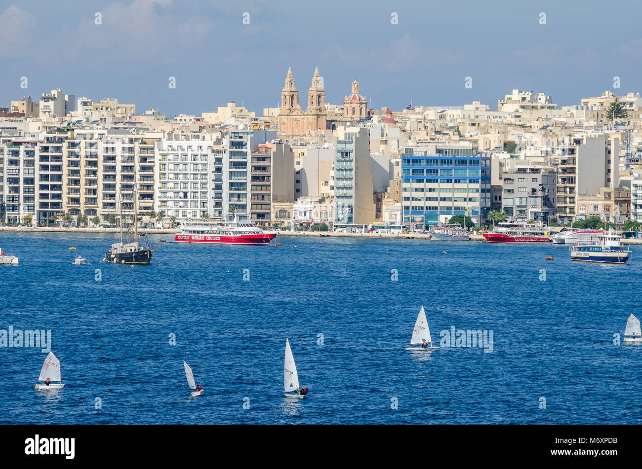 Gzira, Malta - 8. November 2015: Gzira, einer Stadt im Marsamxett Harbour von Valletta entfernt, wie gesehen. Waterfront und dicht bebaute über moderne Gebäude Stockfoto