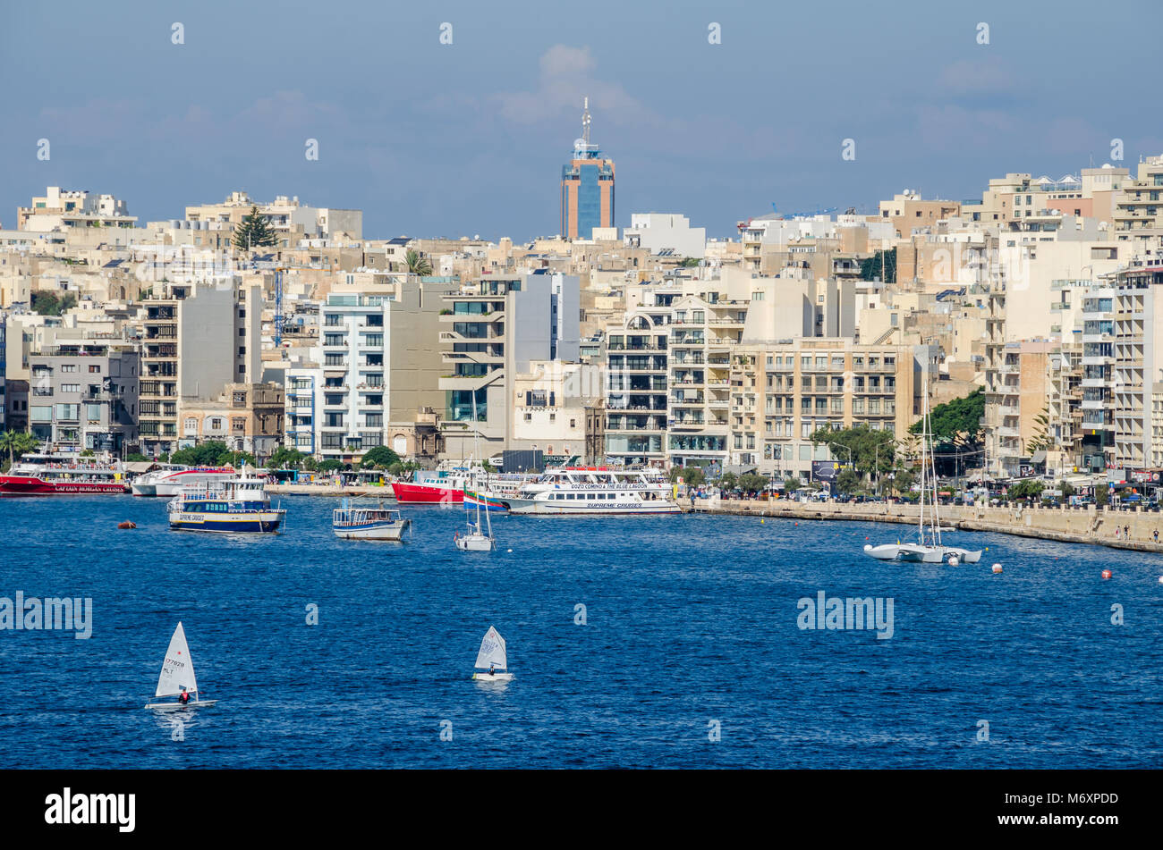 Gzira, Malta - 8. November 2015: Gzira, einer Stadt im Marsamxett Harbour von Valletta entfernt, wie gesehen. Waterfront und dicht bebaute über modernes Gebäude Stockfoto