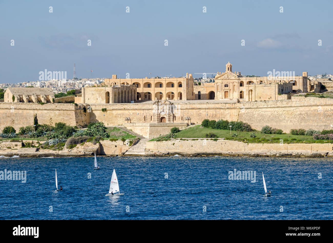 Valletta, Malta - 8. November 2015: Blick auf Fort Manoel - ein Beispiel für die barocke Architektur, - auf die Insel Manoel in Sliema aus dem Meer. Stockfoto