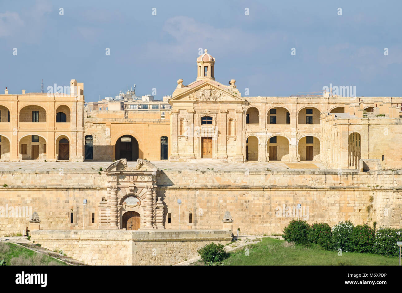 Valletta, Malta - 8. November 2015: Blick auf Fort Manoel - ein Beispiel für die barocke Architektur, - auf die Insel Manoel in Sliema aus dem Meer. Stockfoto
