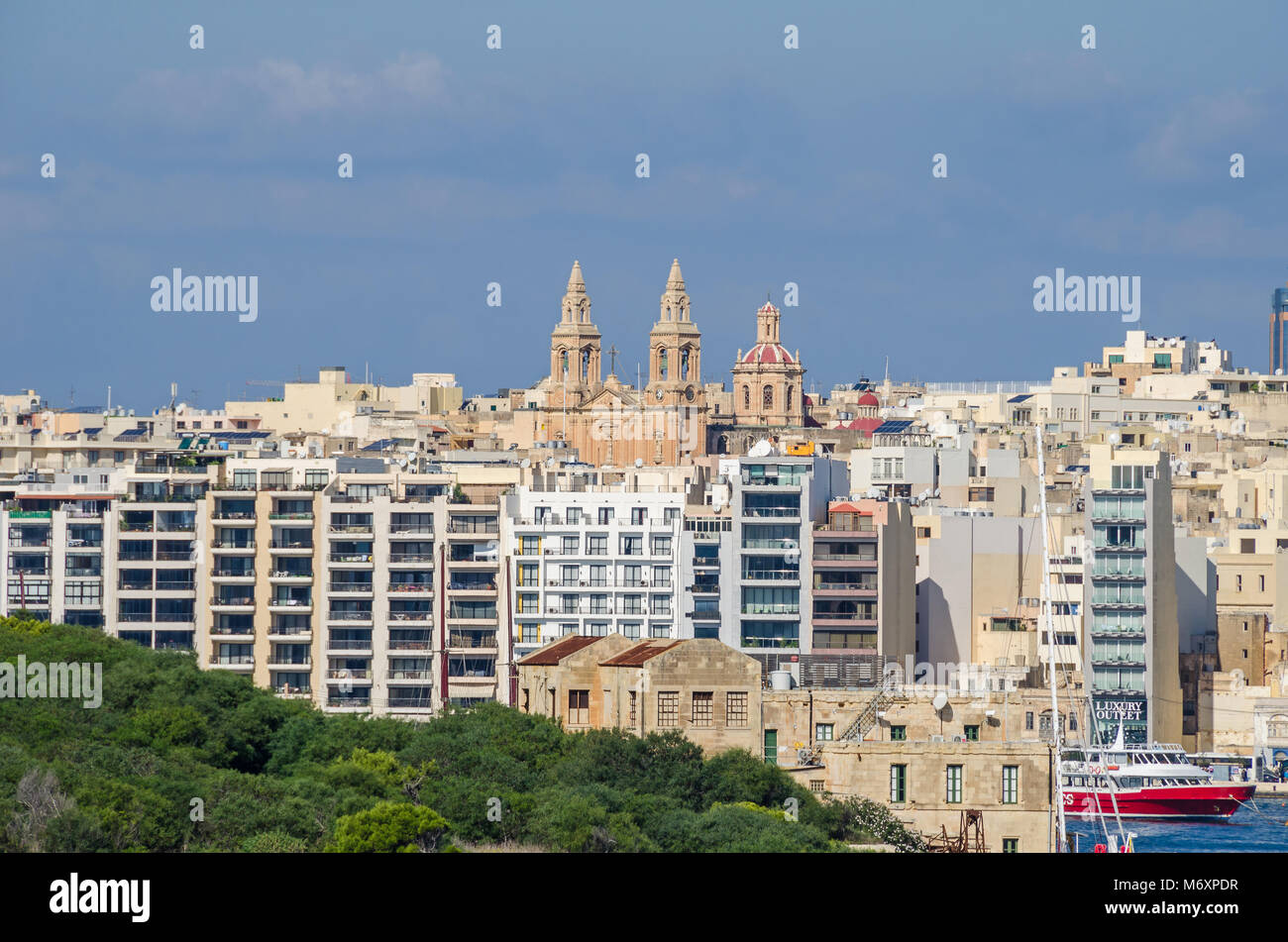 Gzira, Malta - 8. November 2015: Blick von Gzira, einer Stadt im Marsamxett Harbour von Valletta entfernt, wie gesehen. Stockfoto