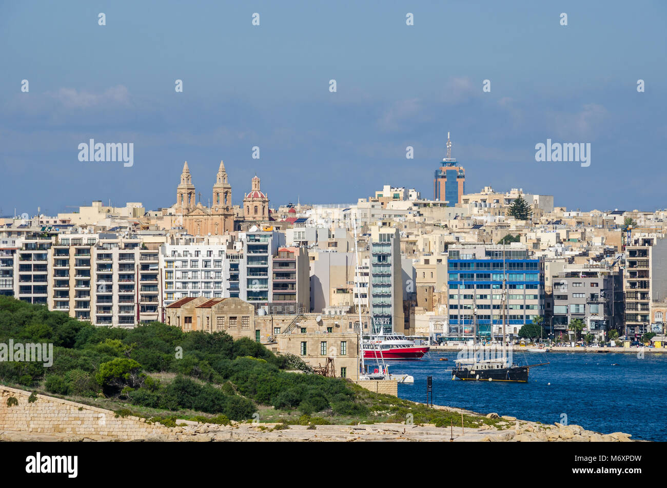 Gzira, Malta - 8. November 2015: Blick von Gzira, einer Stadt im Marsamxett Harbour von Valletta entfernt, wie gesehen. Alte Kathedrale von dicht Bui umgeben Stockfoto