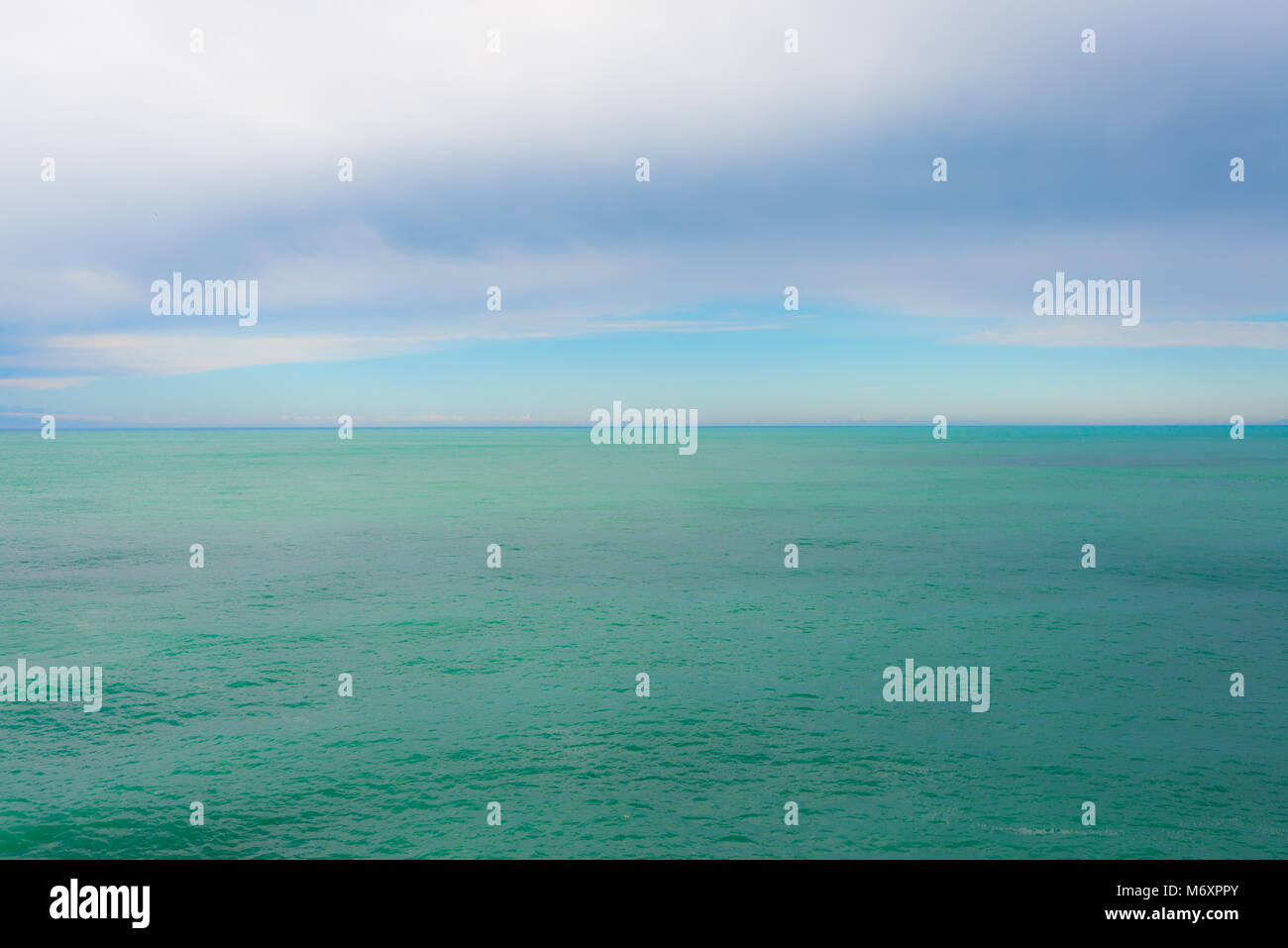 Leeren Horizont im offenen Meer Ozean mit pastellfarbenen matten Oberfläche Stockfoto