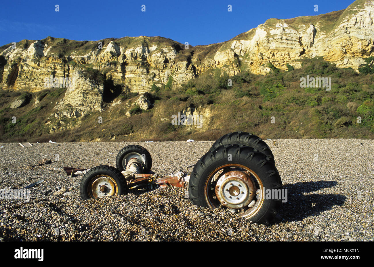 Branscombe Beach Traktor gewaschen Vom striken Containerschiff MSC Napoli Stockfoto