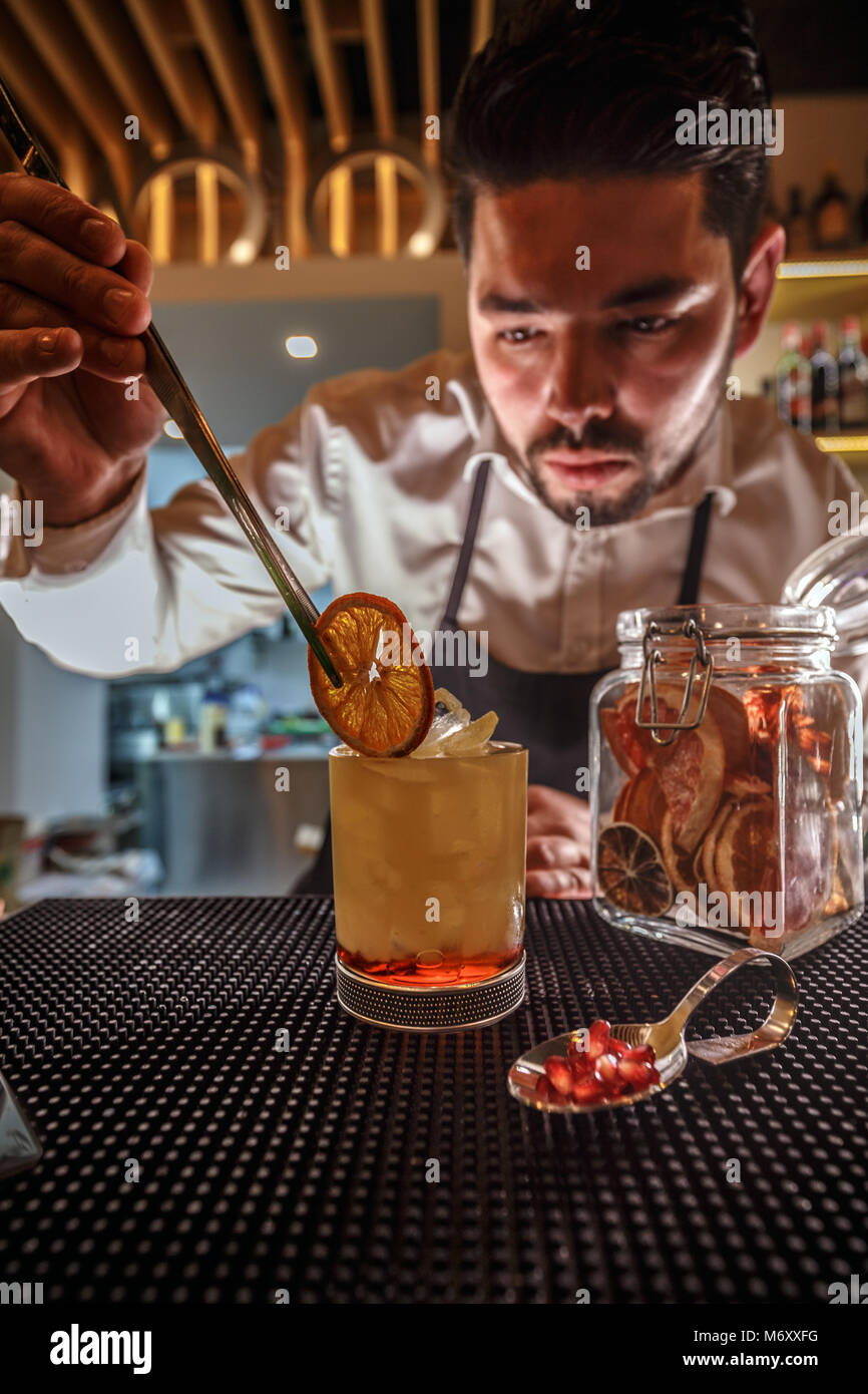 Barkeeper erzeugt einen schönen alkoholfreien Cocktail an der Bar Stockfoto
