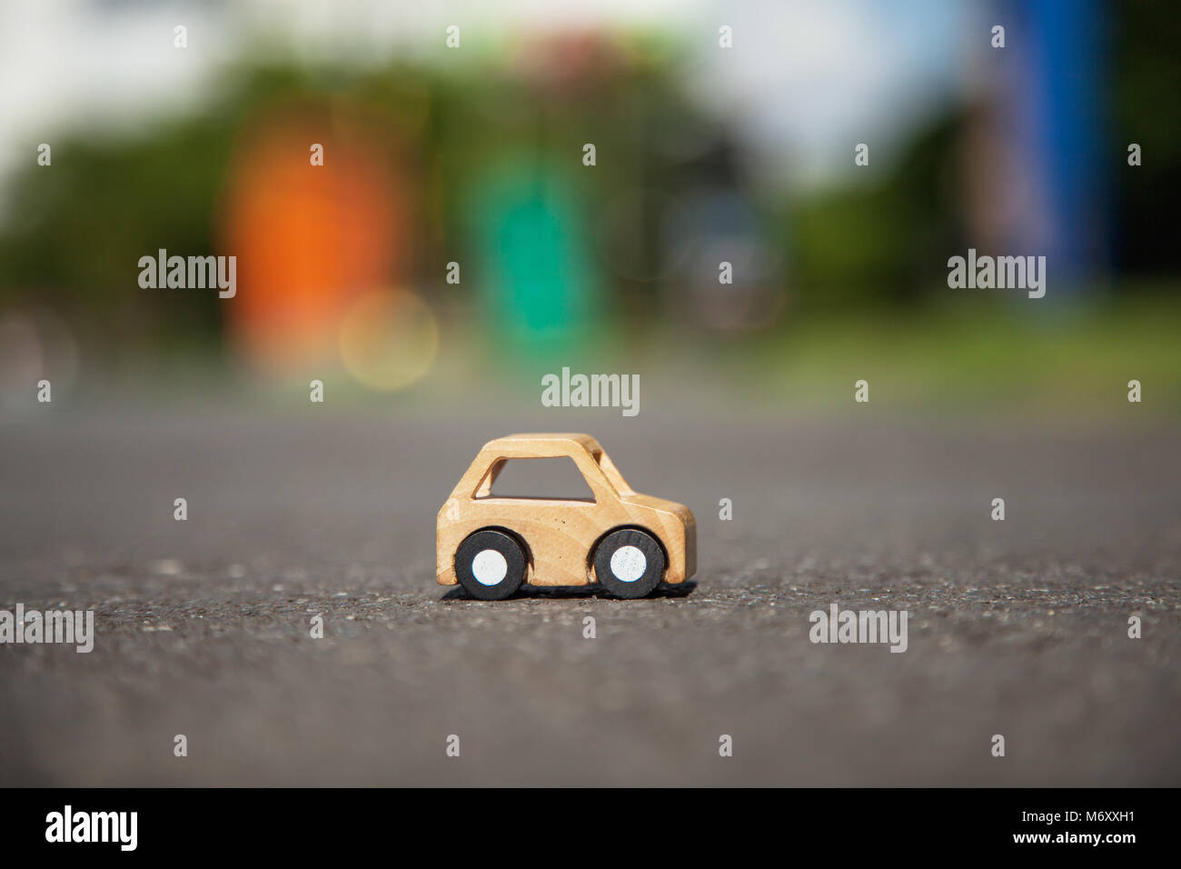 Holz- PKW-Modell auf der Straße. Stockfoto