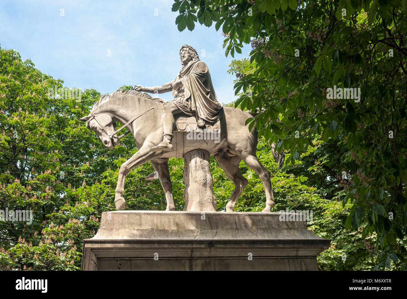 PARIS, FRANKREICH - 06. MAI 2011: Reiterstatue von Ludwig XIII. Auf dem Place des Vosges Stockfoto