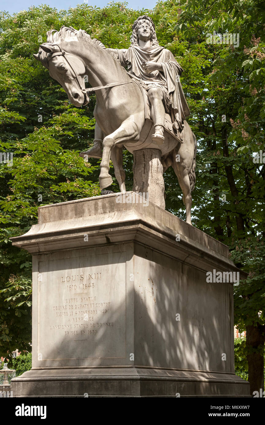 PARIS, FRANKREICH - 06. MAI 2011: Statue von Ludwig XIII. Auf dem Place des Vosges Stockfoto