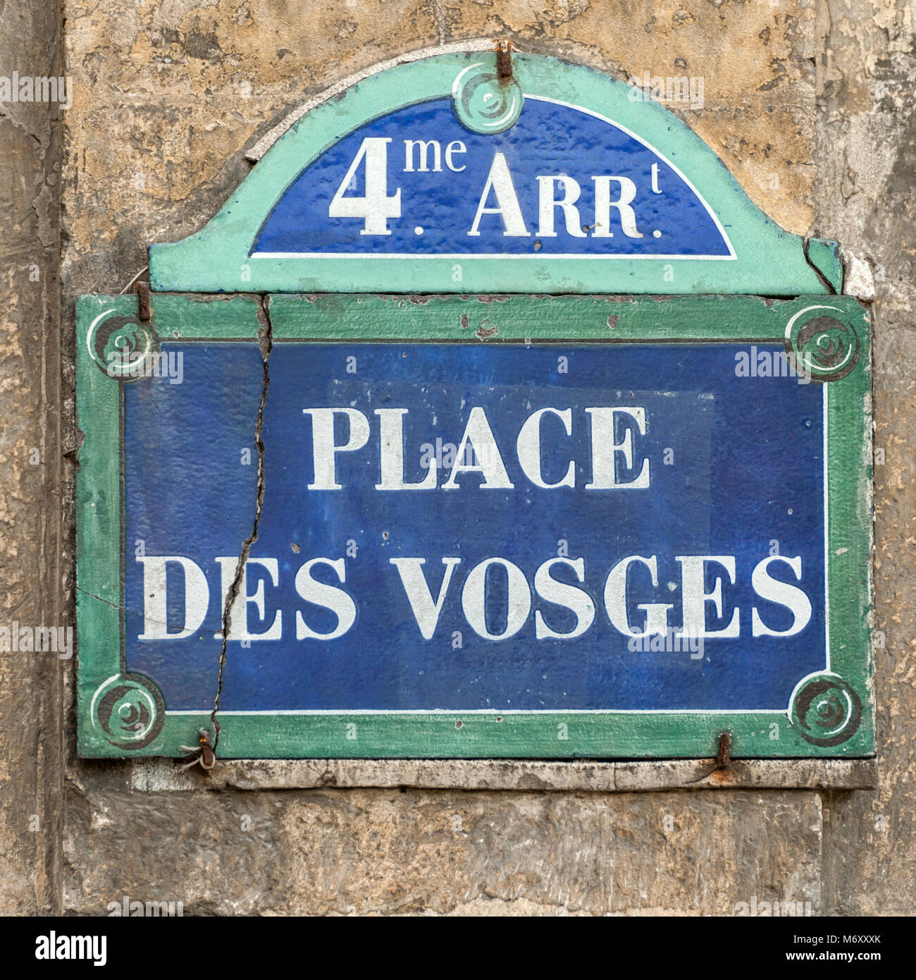 PARIS FRANKREICH - 06. MAI 2011: Straßenschild für Place des Vosges im Marais-Viertel Stockfoto