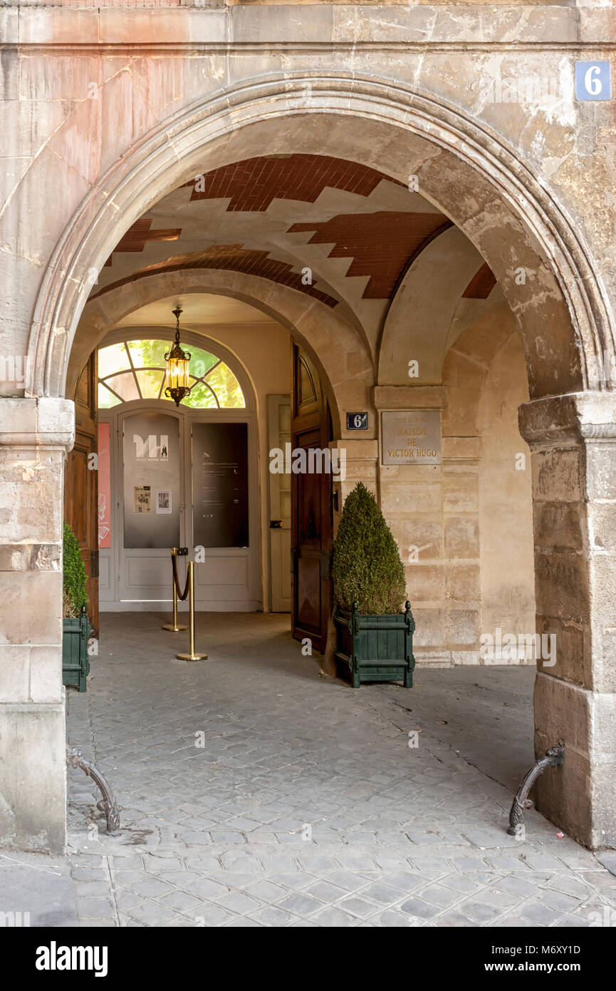 PARIS, FRANKREICH - 06. MAI 2011: Eintritt zum Maison de Victor Hugo Museum am Place des Vosges Stockfoto