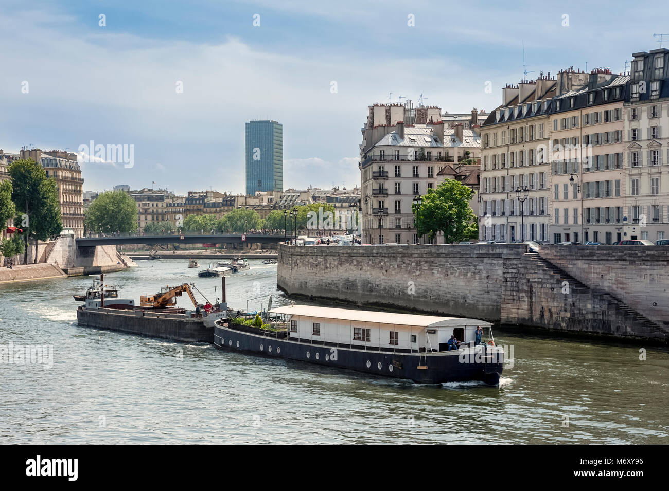PARIS, FRANKREICH - 06. MAI 2011: Arbeitsboot und Barge auf der seine Stockfoto