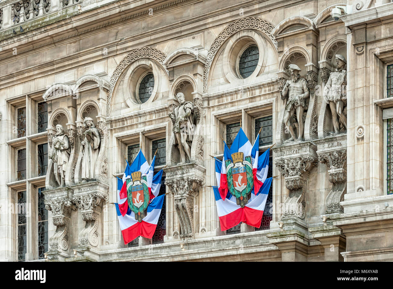 PARIS, FRANKREICH - 06. MAI 2011: Französische Flaggen an der Fassade des Rathauses (Hotel de Ville) Stockfoto