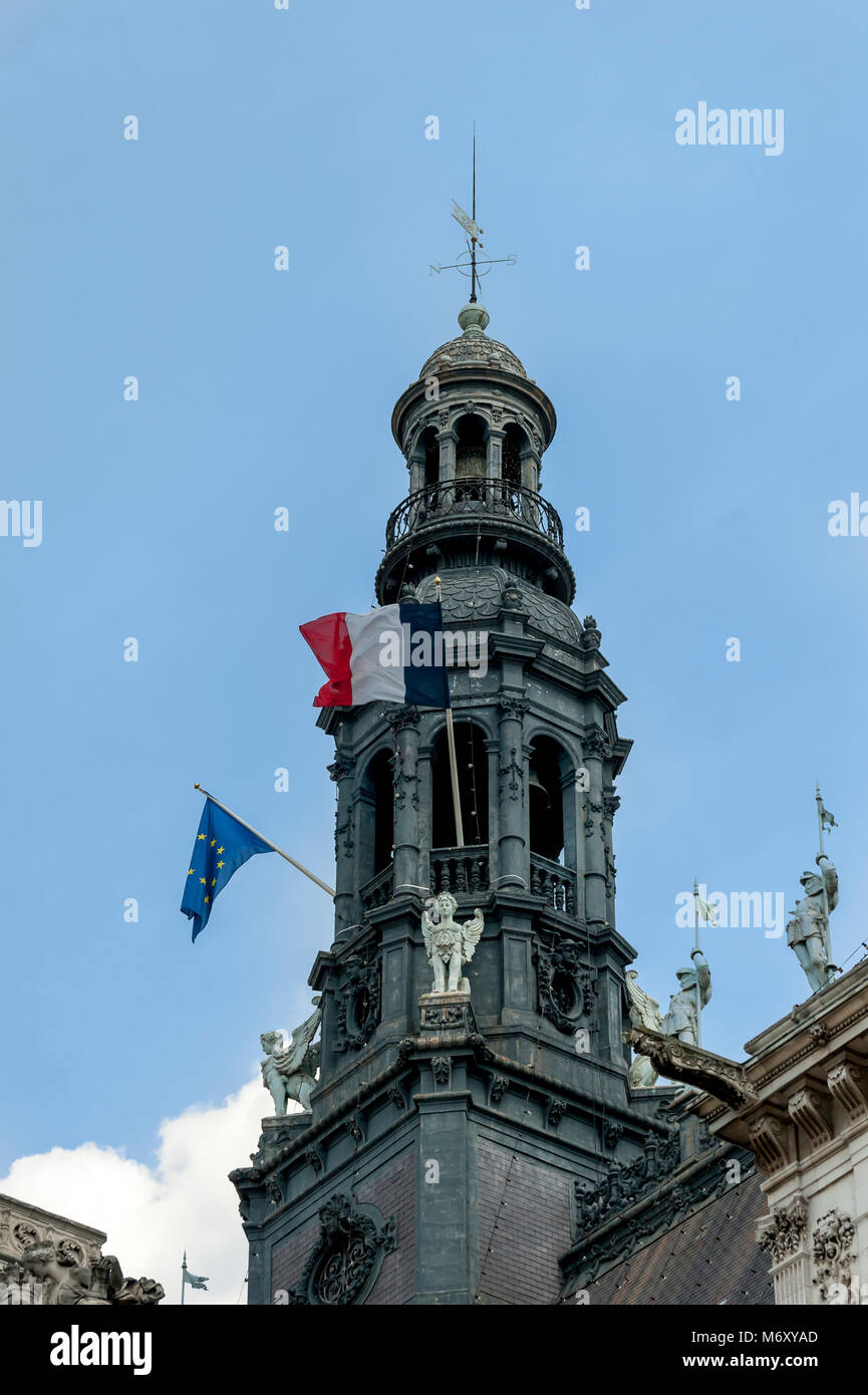 PARIS, FRANKREICH - 06. MAI 2011: Flaggen auf dem Glockenturm des Hotels de Ville Stockfoto