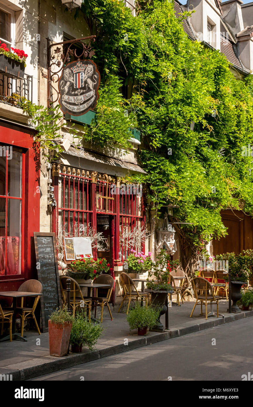 PARIS, FRANKREICH - 06. MAI 2011: Außenansicht des hübschen Au Vieux Paris Cafe Restaurant auf der Ile Saint-Louis Stockfoto