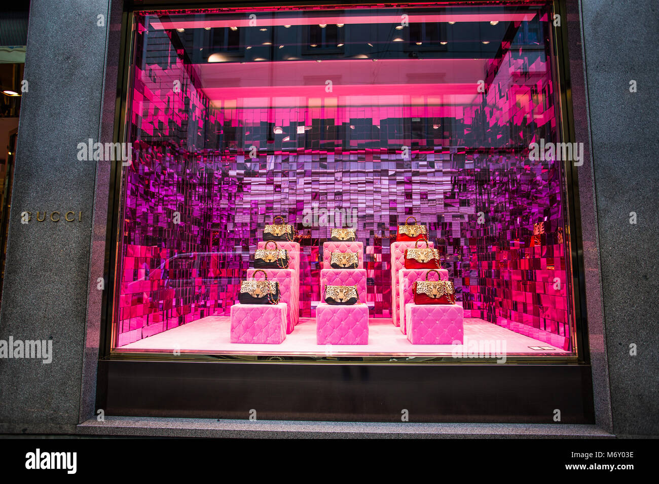 Mailand, Italien, 28. März 2017 - Schaufenster eines Gucci shop in Mailand - Montenapoleone, Italien. Gucci Taschen Frühling Sommer 2017 Kollektion. Stockfoto