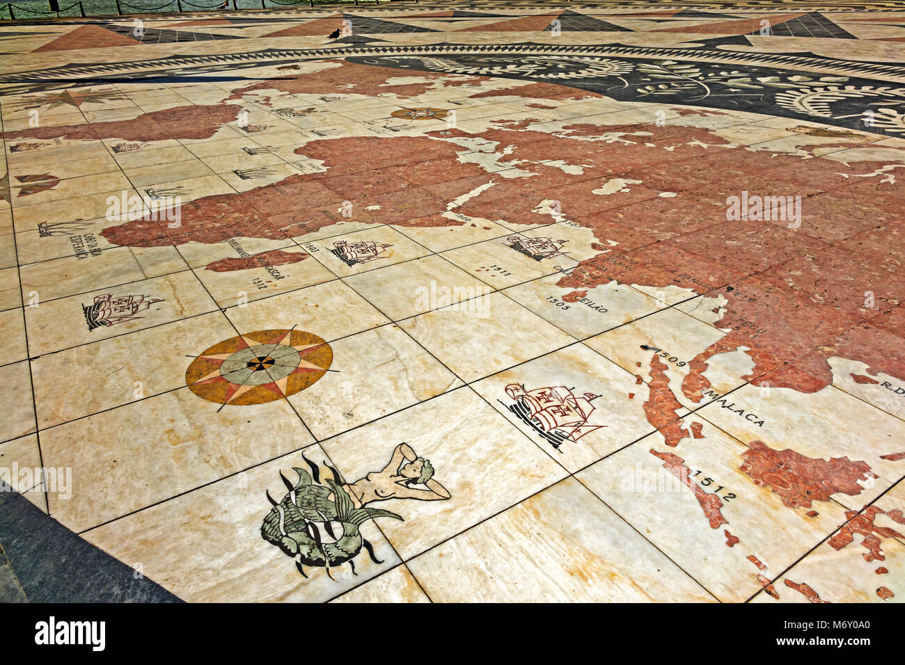 Welt Karte bei Monument der Entdeckungen und Erkundungen Lissabon Portugal Stockfoto