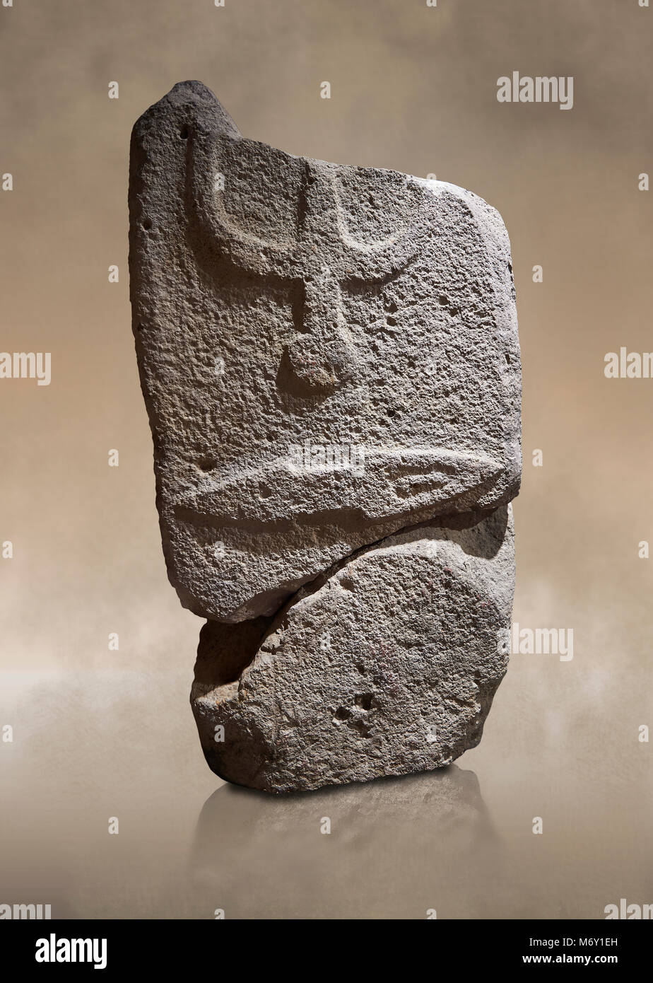 Zentrale Fragment eines späten Europäischen Jungsteinzeit prähistorischen Menhir Standing Stone mit Schnitzereien auf seinem Gesicht. Die Darstellung eines stylalised Mals Stockfoto