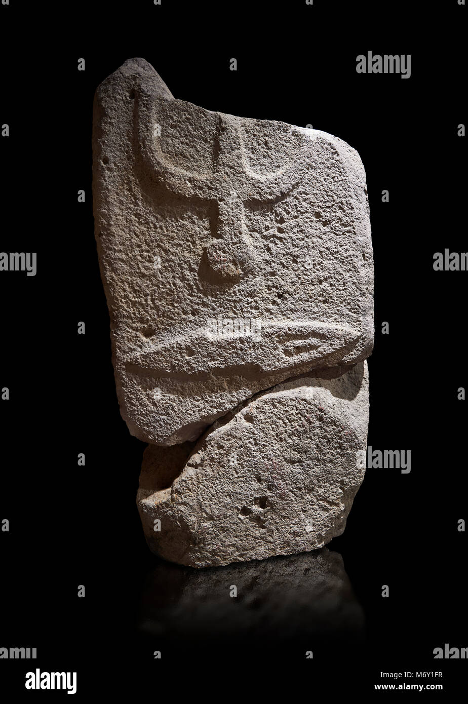 Zentrale Fragment eines späten Europäischen Jungsteinzeit prähistorischen Menhir Standing Stone mit Schnitzereien auf seinem Gesicht. Die Darstellung eines stylalised Mals Stockfoto