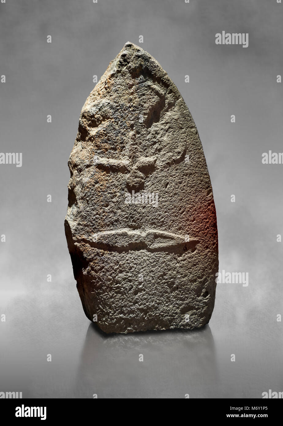 Ende der Europäischen Jungsteinzeit prähistorischen Menhir Standing Stone mit Schnitzereien auf seinem Gesicht. Die Darstellung eines stylalised männliche Figur beginnt an der Stockfoto