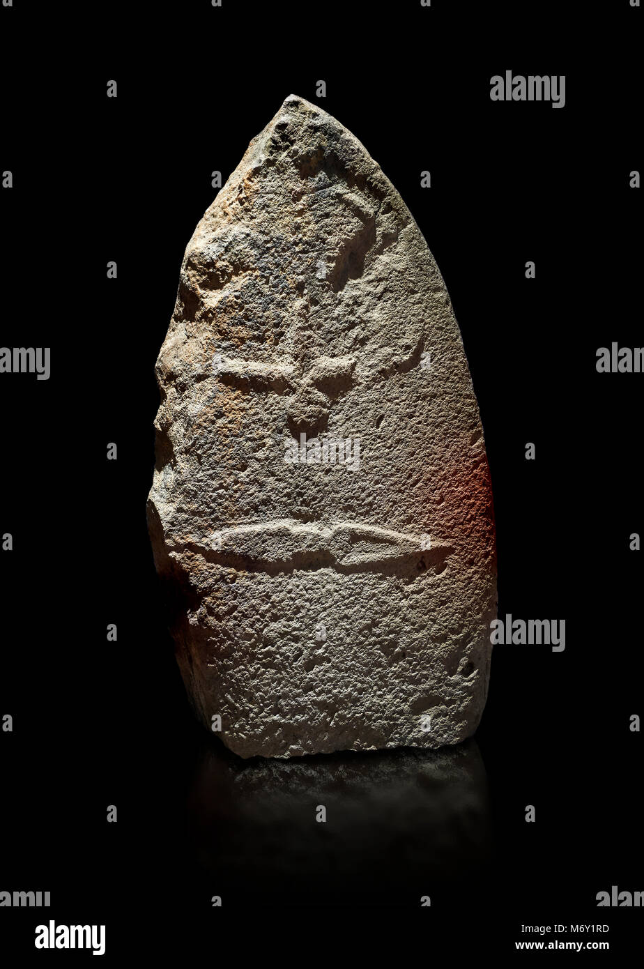 Ende der Europäischen Jungsteinzeit prähistorischen Menhir Standing Stone mit Schnitzereien auf seinem Gesicht. Die Darstellung eines stylalised männliche Figur beginnt an der Stockfoto