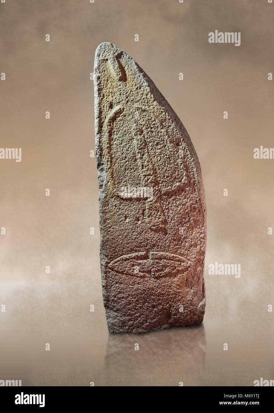 Ende der Europäischen Jungsteinzeit prähistorischen Menhir Standing Stone mit Schnitzereien auf seinem Gesicht. Die Darstellung eines stylalised männliche Figur beginnt an der Stockfoto