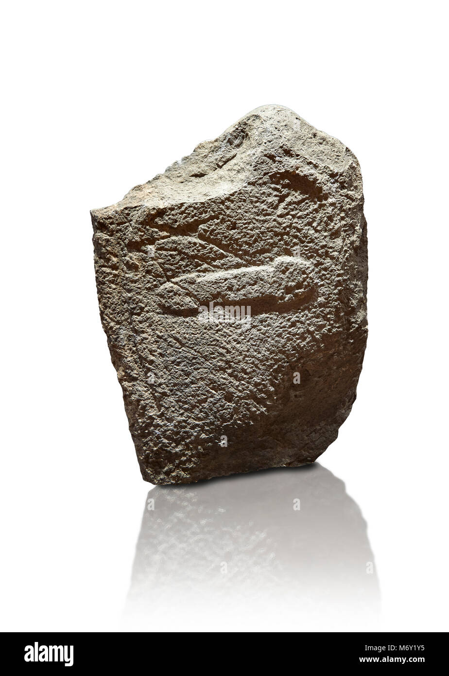 Ende der Europäischen Jungsteinzeit prähistorischen Menhir Standing Stone mit Schnitzereien auf seinem Gesicht. Die Darstellung eines stylalised männliche Figur mit dem Rema Stockfoto