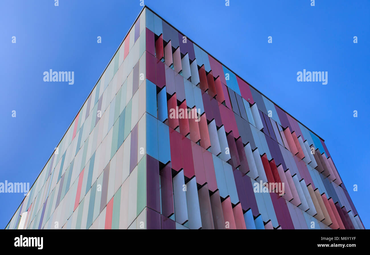 Mailand, Italien - 8. August 2016: Moderne Fassade eines bunten Bürogebäude in Mailand, Italien Stockfoto