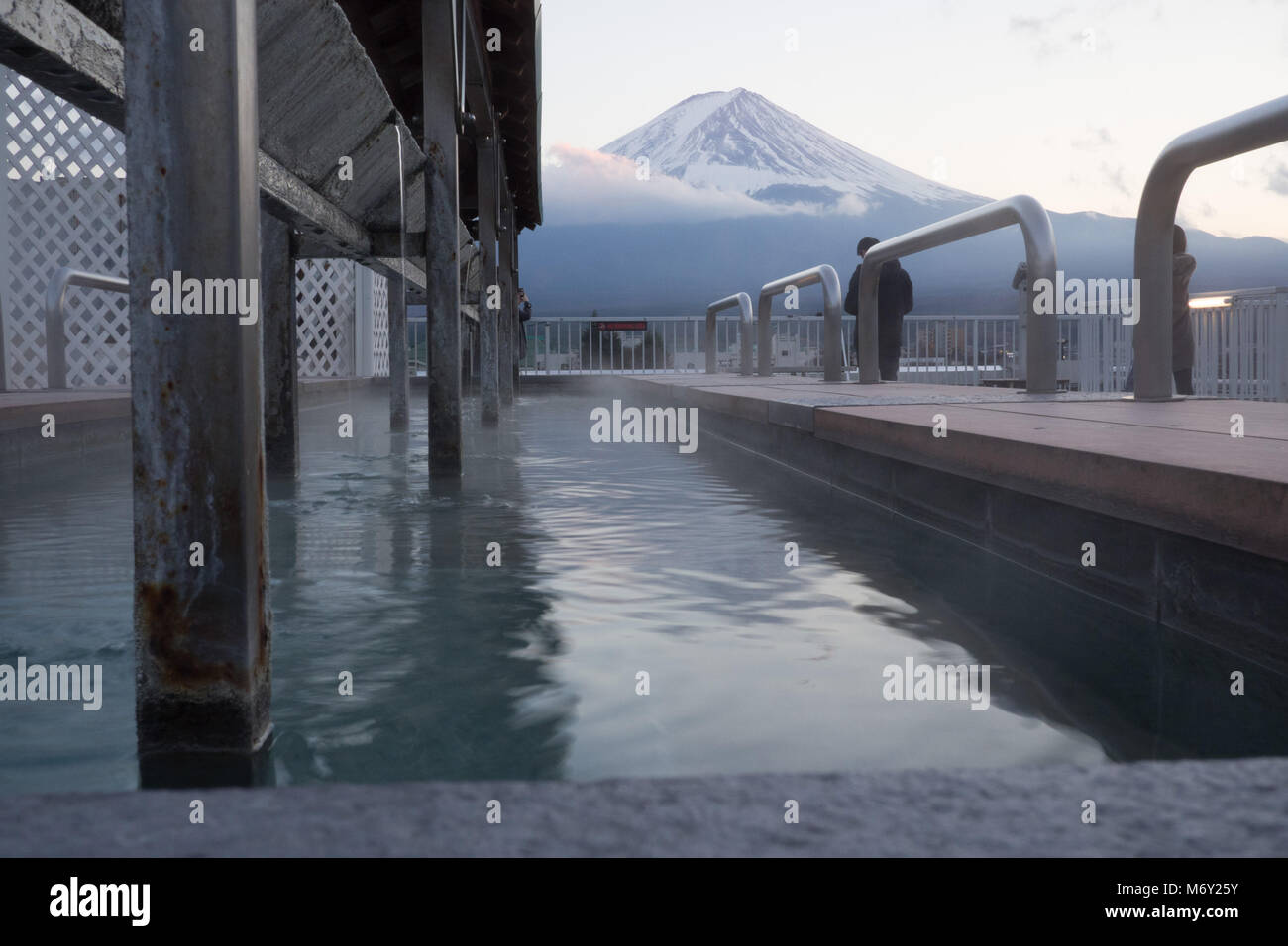 Mount Fuji Blick vom Dach Onsen Stockfoto