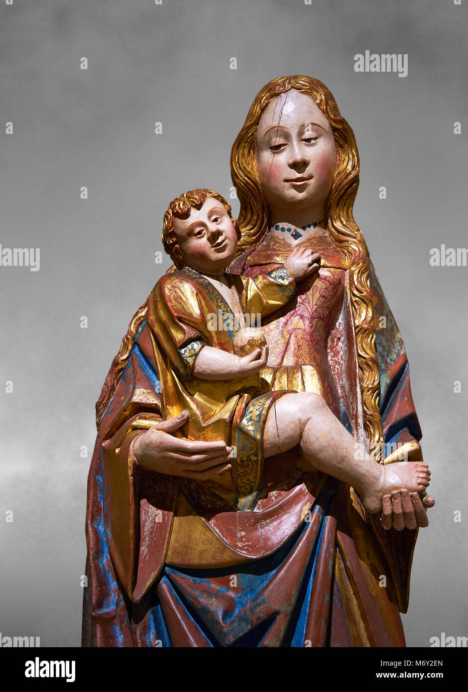 Gotische Statue der Jungfrau Maria (Madonna), mit denen das Baby Jesus. Polychrome und Blattgold auf Holz durch den Kreis der Gil de Siloe um 1500, Probabl Stockfoto