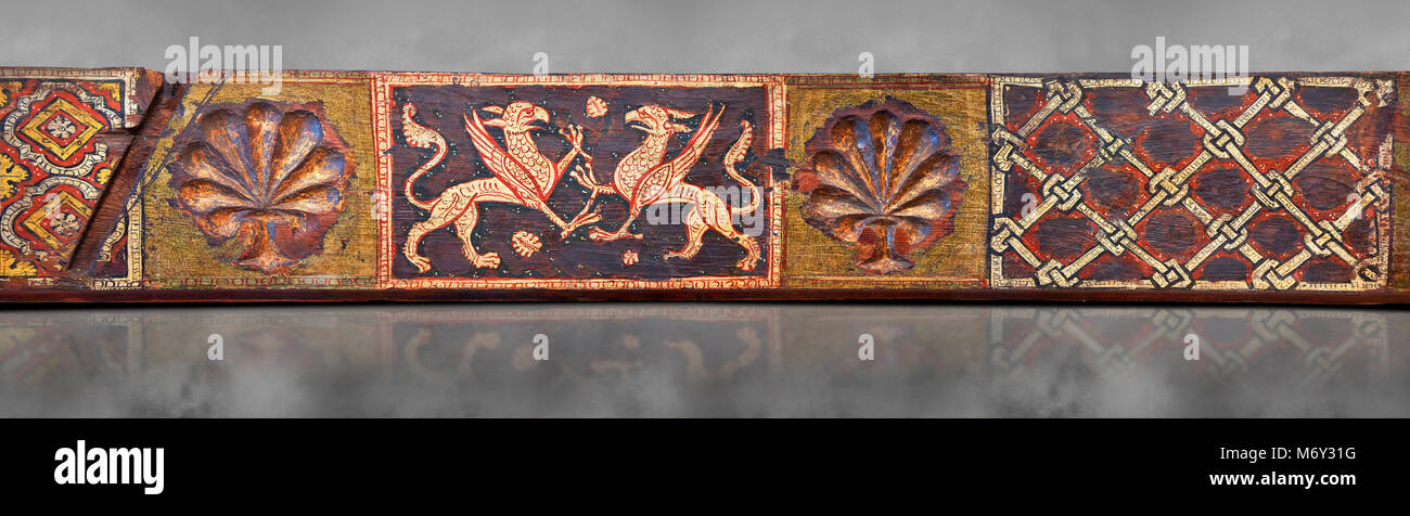 Gotische dekorativ bemalten Balken Panels mit Greife und eine geschnitzte syalise Baum, Tempera auf Holz. Nationalmuseum für katalanische Kunst (MNAC), Barcelona, Spai Stockfoto