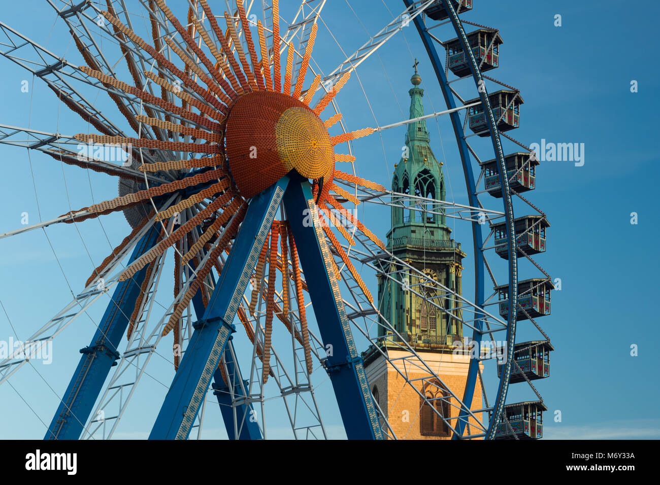 Ein Riesenrad am Neptunbrunnen mit Marienkirche hinter, Mitte, Berlin, Deutschland Stockfoto