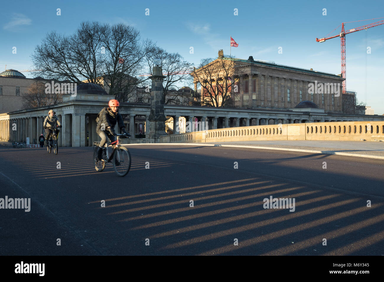 Radfahrer Kreuzung Friedrichsbrucke über der Spree, Mitte, Berlin, Deutschland Stockfoto