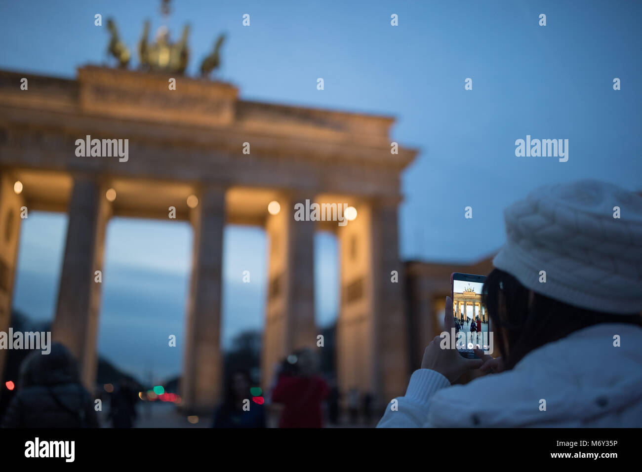 Touristen fotografieren am Brandenburger Tor bei Dämmerung, Pariser Platz, Mitte, Berlin, Deutschland Stockfoto