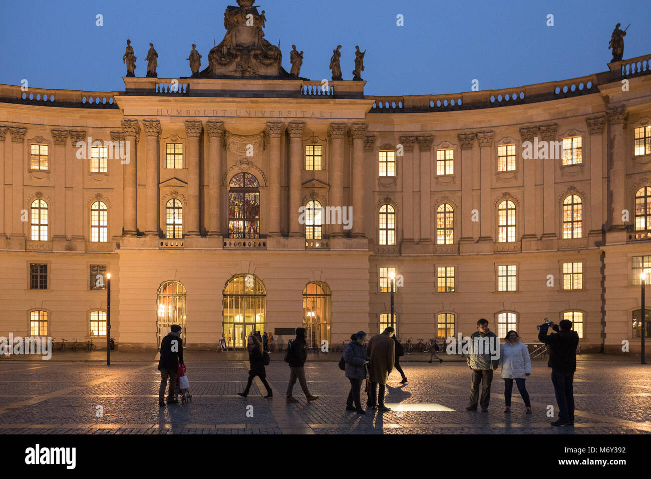 Der Humboldt Universität sowie dem Bebelplatz bei Nacht, Mitte, Deutschland Stockfoto