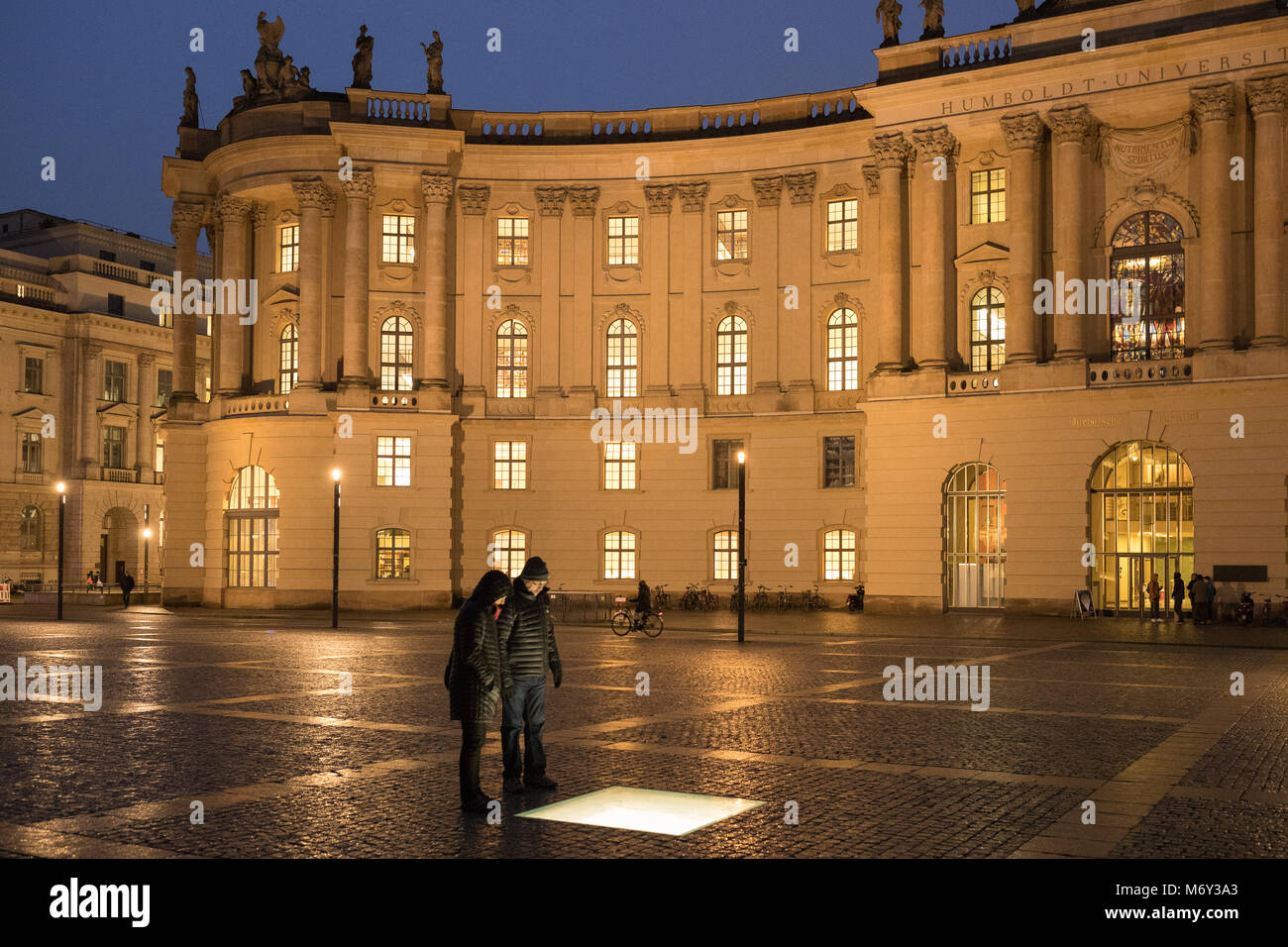 Der Humboldt Universität sowie dem Bebelplatz bei Nacht, Mitte, Deutschland Stockfoto