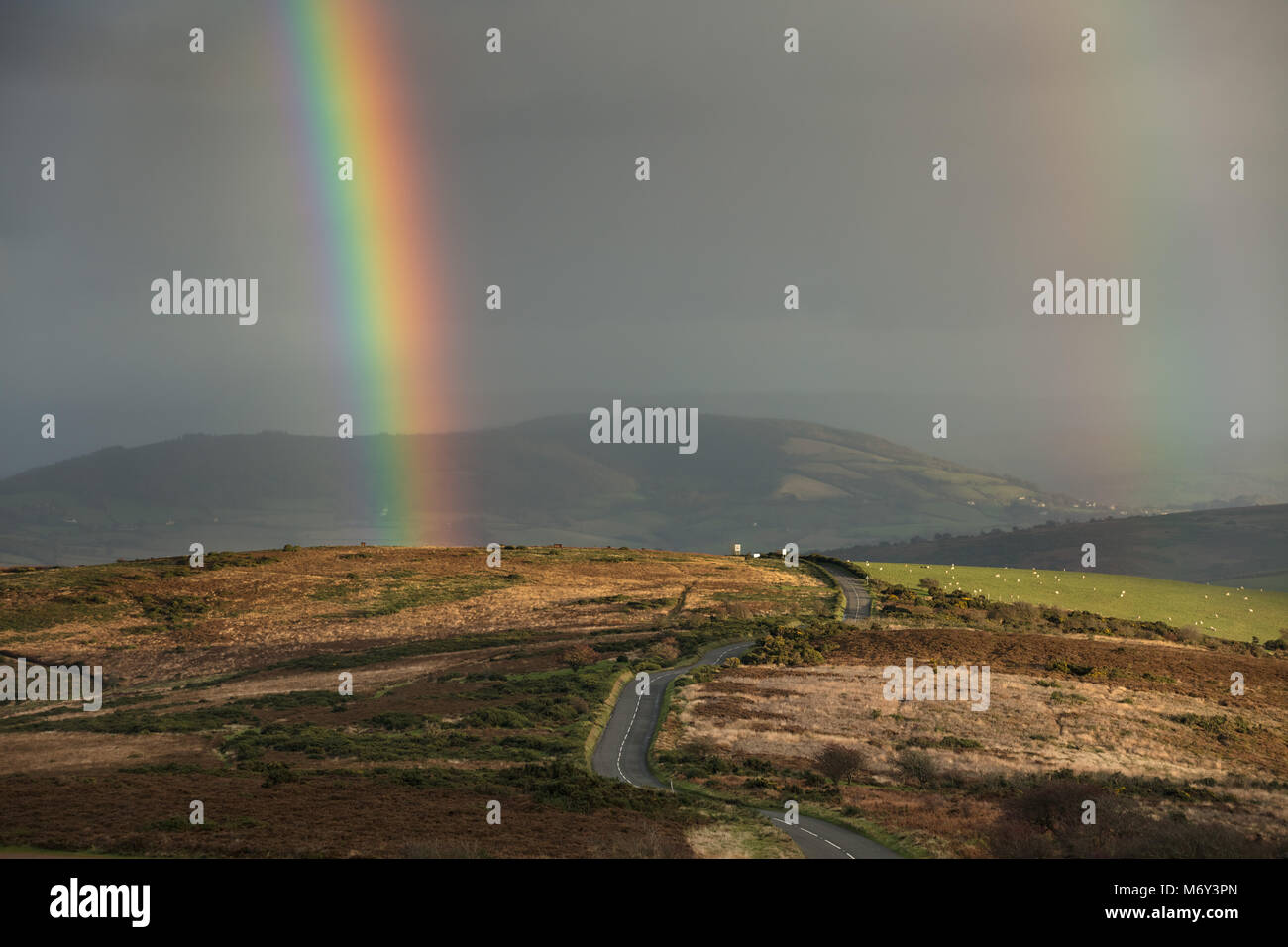 Ein Regenbogen über Porlock Hill, Exmoor, Somerset, England, Großbritannien Stockfoto