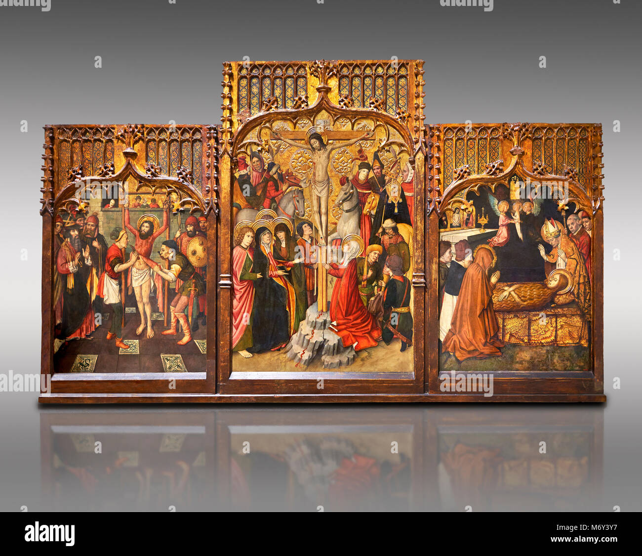 Gotischen katalanischen Altarbild von, von Links nach Rechts, dem Martydom von St. Bartholomäus, Calvaty und die DEAT der Hl. Maria Magdelene, von Jaume Huguet, Barcelona cir Stockfoto