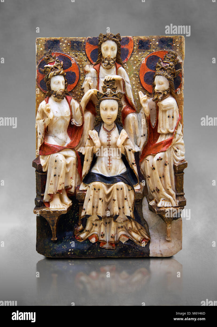 Gotische Marmor Relief der Krönung der Jungfrau Maria in London oder New York, 1420-1460. Nationalmuseum für katalanische Kunst, Barcelona, Spa Stockfoto
