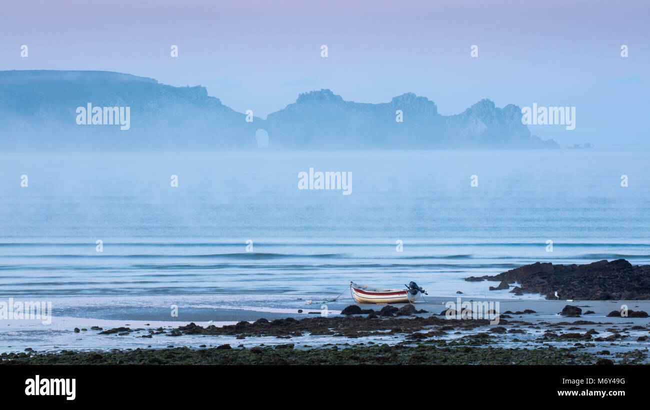 Meer Nebel und ein Boot am Plage de Kerloc'h, mit Pointe de Dinan jenseits, Halbinsel Crozon, Finisterre, Bretagne, Frankreich Stockfoto
