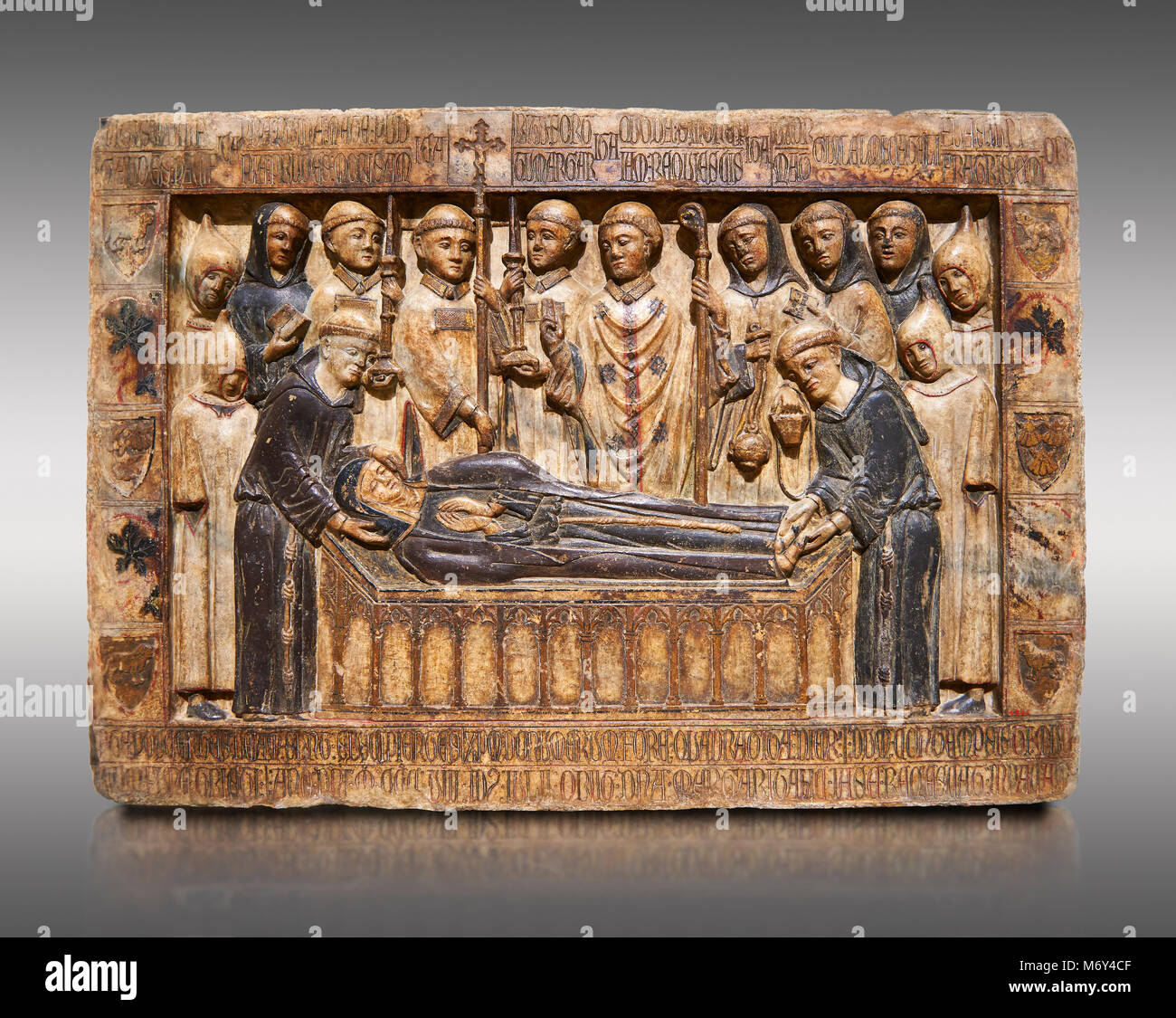 Gotischen katalanischen Marmor Relief aus dem Grab des Margarida Cadell, gestorben 1308, vom Kloster von Sant Domenee de Puigcerda, Cerdanya, Spanien. Stockfoto