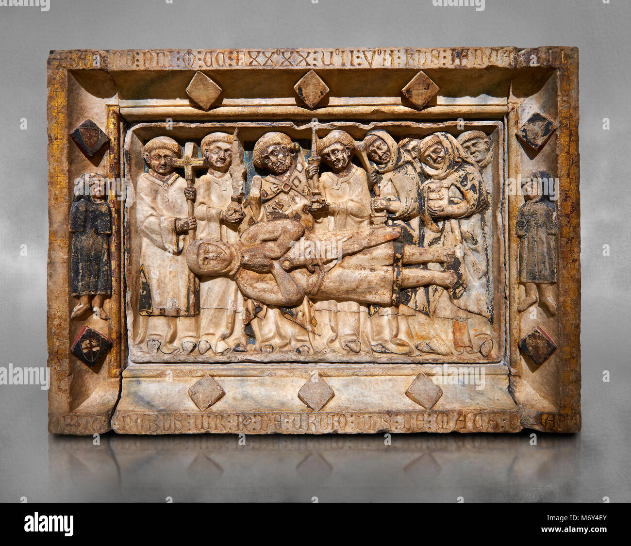 Gotische Marmor Relief aus dem Grab des Ramon d'Urtx, gestorben 1290, vom Kloster von Sant Domenee de Puigcerda, Cerdanya, Spanien.. Nationale Mu Stockfoto